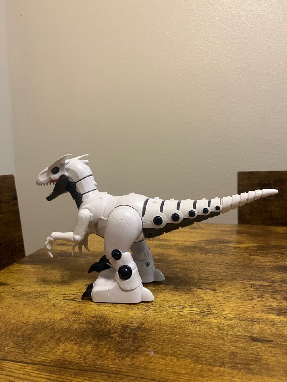 White Robotic Dinosaur Reptile Toy - White